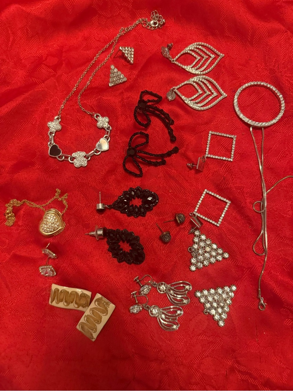 Holiday Women’s Jewelry Set in Gold and Black